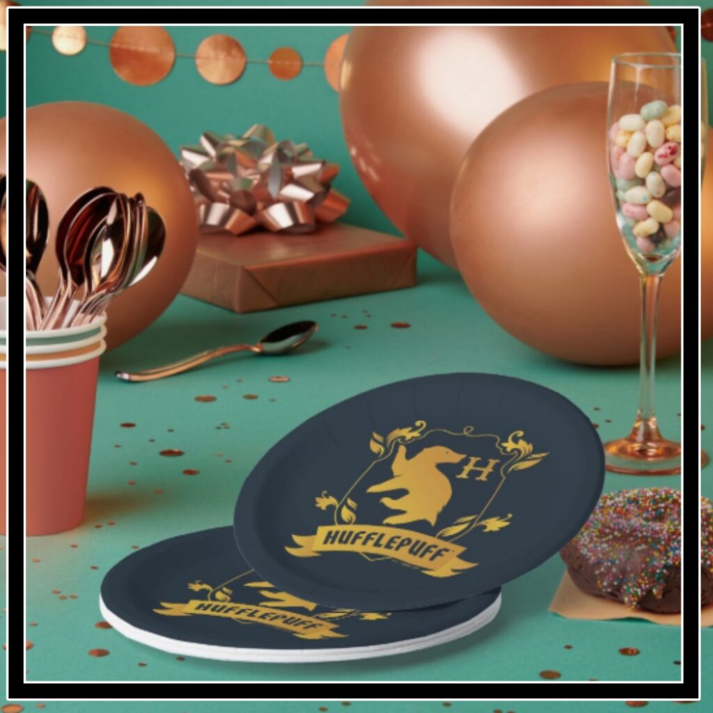 Ornate HUFFLEPUFF™ House Crest Paper Plates